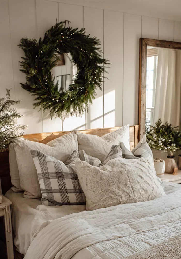 15 Christmas Bedroom Decor Ideas